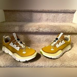 On cloud performance shoes